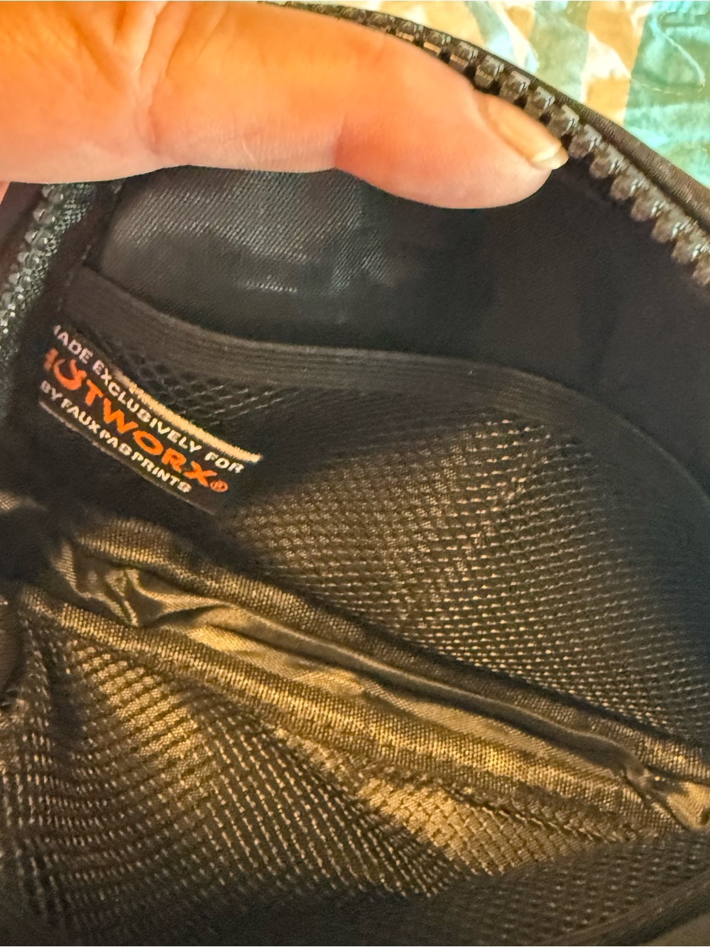 Hotworx - Black Crossbody Sling Bag - Picture 3 of 4